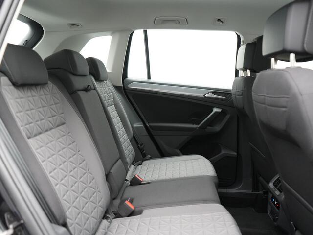 Volkswagen TIGUAN 1.4 TSI eHybrid Life Plug In Hybrid 245pk Dealer O.H. PHEV | Trekhaak Af Fabriek | Adaptive Cruise | Sportstoelen & Stuur Verwarmd | Virtual | Keyless | Blis | Navigatie | DAB |