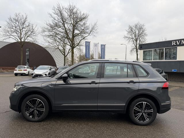 Volkswagen TIGUAN 1.4 TSI eHybrid Active PHEV 245PK COMPLEET!| HUD HEAD-UP DISPLAY | PANODAK | ELEKTRISCHE TREKHAAK | 360 CAMERA | VIRTUAL DISPLAY |WINTERPACK STUUR + STOELVERWARMING | DEALER ONDERHOUDEN |