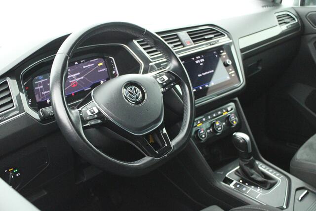 Volkswagen TIGUAN 1.5 TSI 150pk DSG ACT R-Line Highline Trekhaak Camera Stoelverwarming Virtual Cockpit Panoramadak Navigatie