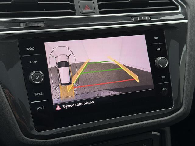 Volkswagen TIGUAN 1.4 TSI eHybrid Life Automaat / Wegklapbare Trekhaak 1.800 Kg / Dealer Onderhouden / Panoramadak / Camera / Navigatie / ACC / Travel Assist / Dodehoek Detectie / Stoel & Stuurwielverwarming /