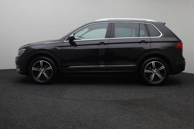 Volkswagen TIGUAN 1.4 TSI ACT Connected Series 2017 | Trekhaak | Massage Stoel | Airco | Panoramadak | Cruise Control Adaptief | Stoelverwarming | DAB Radio | Carplay | Achtreruitrij Camera | Navigatie | Boekjes | 2 Sleutels