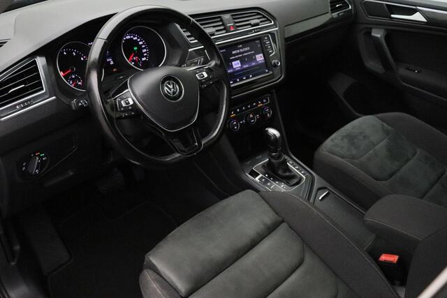 Volkswagen TIGUAN 1.4 TSI ACT Connected Series 2017 | Trekhaak | Massage Stoel | Airco | Panoramadak | Cruise Control Adaptief | Stoelverwarming | DAB Radio | Carplay | Achtreruitrij Camera | Navigatie | Boekjes | 2 Sleutels
