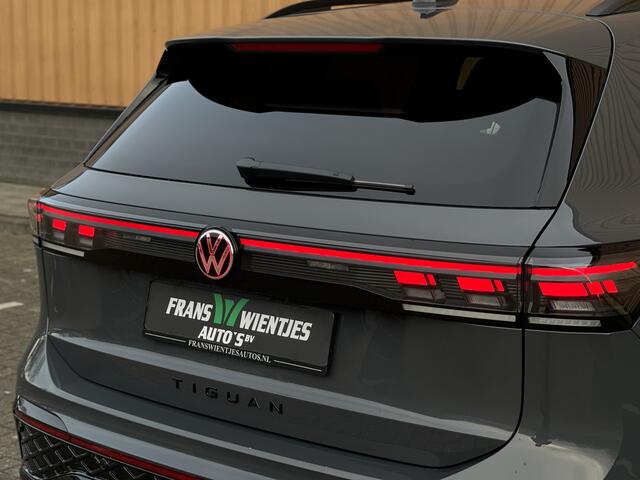 Volkswagen TIGUAN 1.5 eHybrid R-Line Edition | Black Style | Panoramadak | Elektrische Trekhaak | 20" Lichtmetaal | Head-Up Display | Massage Stoelen | Dodehoeksensor | Lane Assist | Sportstoelen |