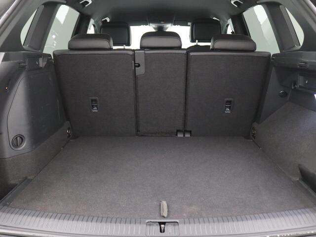 Volkswagen TIGUAN 1.4 TSI eHybrid R-Line Business+ 245PK DSG SOH 91%, Trekhaak, Black Style, 19" LM Velgen, Keyless, Achteruitrijcamera, Stoel-Stuurverwarming