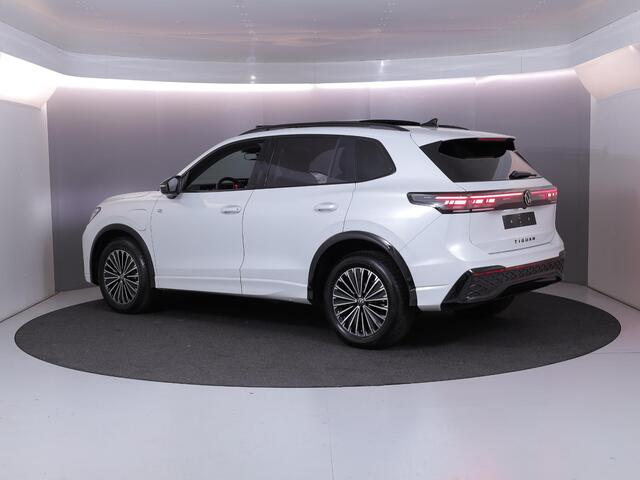 Volkswagen TIGUAN 1.5 eHybrid R-Line Edition 272 pk Automaat (DSG) | Navigatie | Panoramadak | Parkeersensoren (Park assist) | Rondomzichtcamera | Lederen bekleding | Stoelverwarming v/a | Black Style pakket | R-Line |