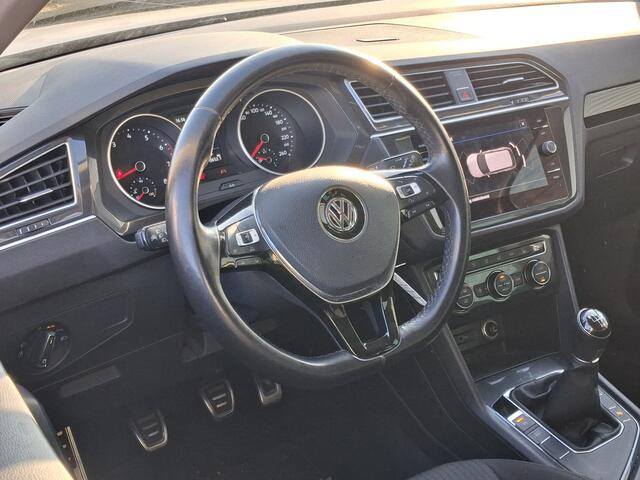 Volkswagen TIGUAN 1.4 TSI Comfortline Business R | Groot navigatie | Trekhaak | Nieuw binnen!