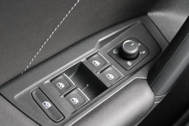 Volkswagen TIGUAN 1.4 TSI eHybrid R-Line Business | Panoramadak | Adaptieve Cruise Control | 19 INCH Lichtmetalen Velgen | Camera