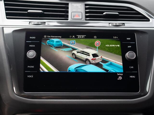 Volkswagen TIGUAN 1.5 TSI R-Line Business+ | Trekhaak wegkl. | Elk. A-klep | Side Assist | 20'' | IQ Light | Prijs Rijklaar!!