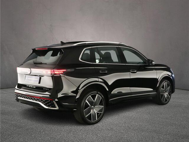 Volkswagen TIGUAN 1.5 eHybrid R-Line Edition 272pk DSG Automaat, Panoramadak, Trekhaak, Adaptive cruise control, Stoelverwarming, Stuurwiel verwarmd, Elektrische achterklep, Parkeersensoren