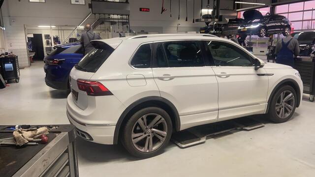 Volkswagen TIGUAN 1.5 TSI R-Line Business+ NL auto 1e eigenaar nieuw door ons geleverd en onderhouden LED Matrix easy open keyless R Line in en exterieur