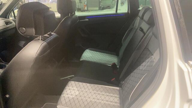 Volkswagen TIGUAN 1.5 TSI R-Line Business+ NL auto 1e eigenaar nieuw door ons geleverd en onderhouden LED Matrix easy open keyless R Line in en exterieur