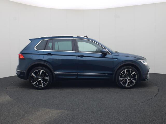 Volkswagen TIGUAN 1.4TSIeHybrid 180kW/245PK R-Line DSG · Leder · Panoramadak · Trekhaak · Stoelverwarming ·