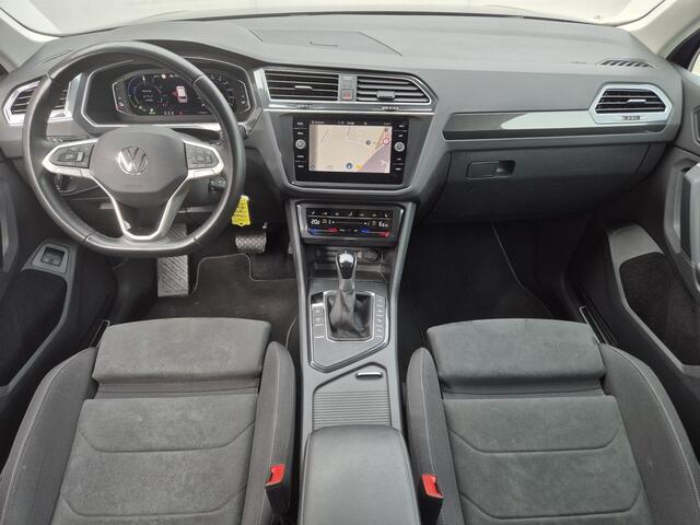 Volkswagen TIGUAN 1.4 TSI eHybrid Elegance Automaat / Wegklapbare Trekhaak / Winter-pakket / Trekgewicht 1.800 kg / Stuur- en Stoelverwarming / Voorstoelen met massage functie / Adaptief cruise control / Apple Carplay Android / Achteruitrijcamera /