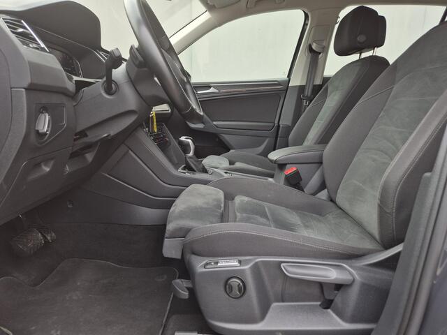 Volkswagen TIGUAN 1.4 TSI eHybrid Elegance Automaat / Wegklapbare Trekhaak / Winter-pakket / Trekgewicht 1.800 kg / Stuur- en Stoelverwarming / Voorstoelen met massage functie / Adaptief cruise control / Apple Carplay Android / Achteruitrijcamera /