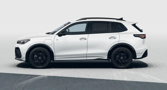 Volkswagen TIGUAN 1.5 eHybrid R-Line Edition / Leder / Panoramadak / Trekhaak / Head Up Display / 360 camera / 20'' LMV