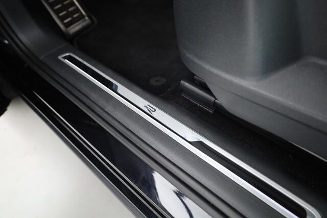 Volkswagen TIGUAN 1.4 TSI eHybrid R-Line | Pano | Elek. Trekhaak | Stoel- Stuurverw. | Adapt. Cruise | Camera | Keyless | IQ. Light