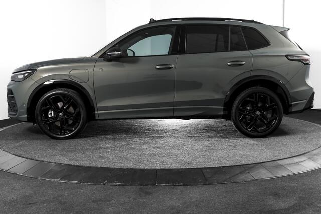 Volkswagen TIGUAN 1.5 eHybrid R-Line Edition 272 PK | Black Style | 15 inch Navi | Elek. Trekhaak | IQ Light | S/K-Panodak | Dig. Cockpit | Adapt. Cruise | Stoel-+Stuurverw. | 360 Camera | NAV + App. Connect | ECC | Elek. Klep | LM 20" | 8590