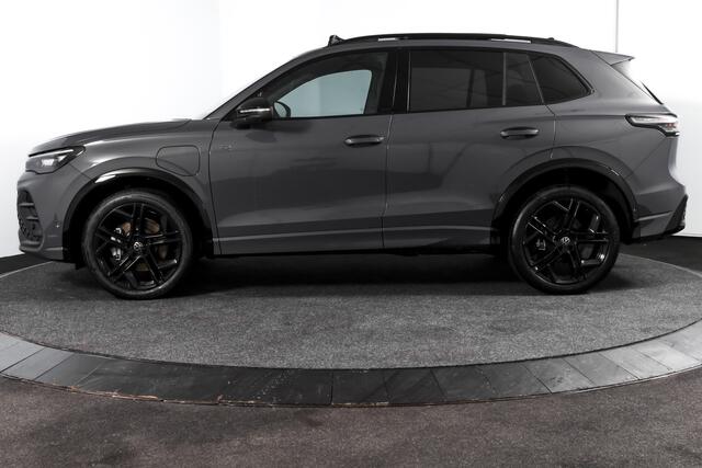 Volkswagen TIGUAN 1.5 eHybrid 272 PK R-Line | Black Style | Elek. Trekhaak | S/K-panodak | Adapt. Cruise | Stoel-+stuurverw. | App. Connect | Camera | PDC | LM 20" | 8355