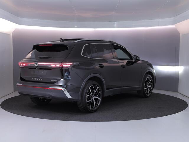 Volkswagen TIGUAN 1.5 eHybrid Elegance 204 pk Automaat (DSG) | SOH 100% | Verlengde garantie | Navigatie | Panoramadak | Trekhaak (wegklapbaar) | Parkeersensoren (Park assist) | Rondomzicht camera | Stoelverwarming v/a |