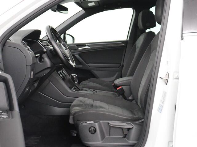 Volkswagen TIGUAN 1.4 TSI R Line | Panoramadak | Stoelverwarming | LED Plus | Trekhaak | Camera | Keyless | 20'' | Adaptive cruise | Virtual Cockpit | Navigatie | Park Assist | DAB | Climate control | Getint glas