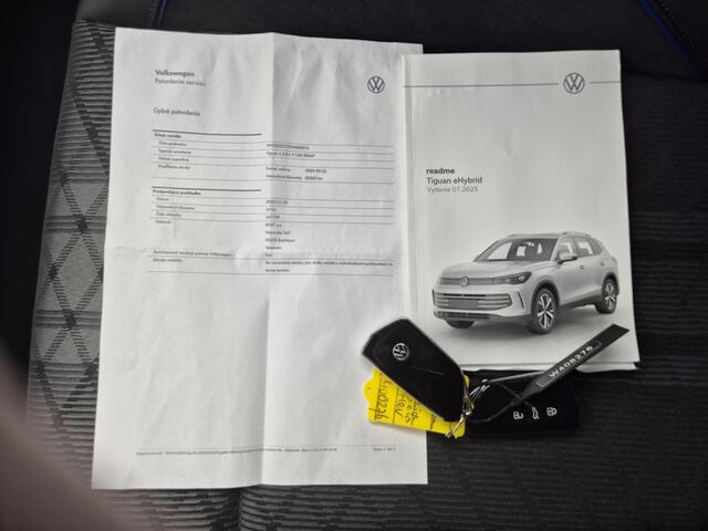 Volkswagen TIGUAN 1.5 eHybrid R-Line Business / Fabrieksgarantie tot 12-2027 / Trekhaak / CCS snellader / Head Up Display / Trekgewicht 2000 kg / Glazen schuif- en kanteldak / Voorstoel met massage functie / Stuur- Stoel & Achterbank verwarming / Elektrische achterklep / A