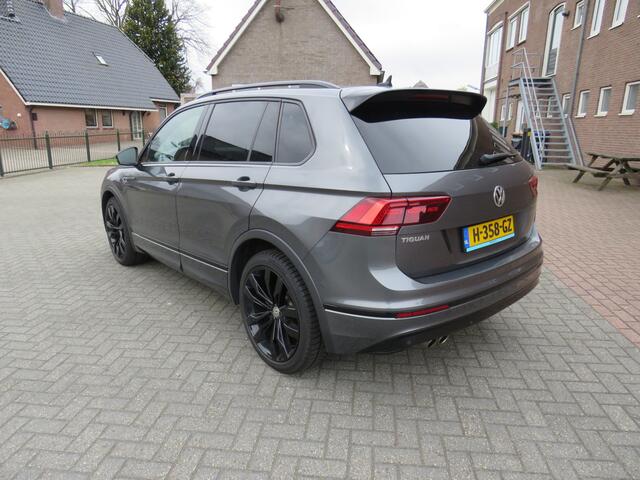 Volkswagen TIGUAN 1.5 TSI 150Pk DSG Highline Business R * Rijklaarprijs incl. garantie * R-Line * Pano-dak * Trekhaak Wegkl * Camera * Led Koplampen *