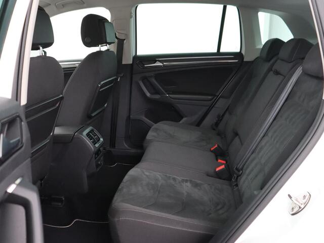 Volkswagen TIGUAN 1.4 TSI R Line | Trekhaak | Stoelverwarming | Camera | Carplay | Adaptive cruise | LED Plus | Virtual Cockpit | Navigatie | Climate control | 19'' | Bluetooth