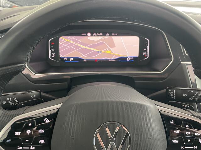 Volkswagen TIGUAN 1.5 TSI 2x R-line Achteruitrijcamera - Virtual dashboard - Apple carplay - Navigatie - Parkeersensoren - Licht metalen velgen 20 inch - Mistlampen - Dakrails - IQ light - Hill hold functie - Radio - Extra getint glas - Lederen bekleding - Stuur multifunct