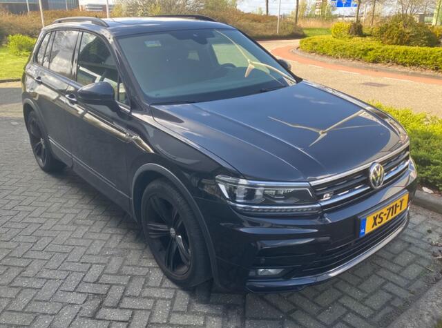 Volkswagen TIGUAN 1.5 TSI ACT Highline Business R / R-line/ Panodak / Navi / Carplay /Trekhaak