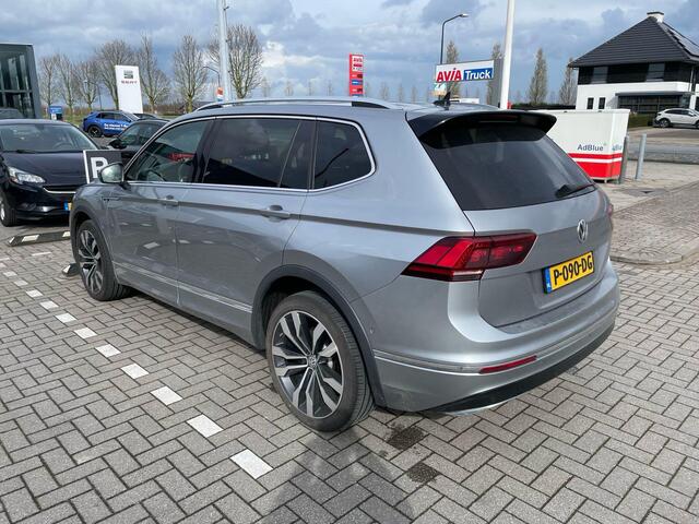 Volkswagen TIGUAN 2.0 TSI 4Motion R-Line 7p 7 zits r-line in en exterieur panoramadak 20" LMV Suzuka head up display discover pro navi digital cockpit pro area view rondom zicht camera verwarmbare voorruit stoelverwarming elektrische achterklep keyless entry wegklapbare tr