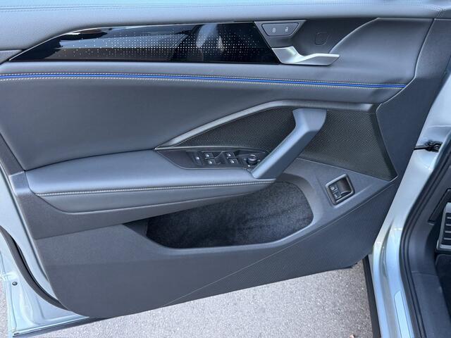 Volkswagen TIGUAN 1.5 eHybrid R-Line | Black line | 360 Camera | Trekhaak | Dode hoek | IQ light | Elek. klep | Rijklaar incl. garantie