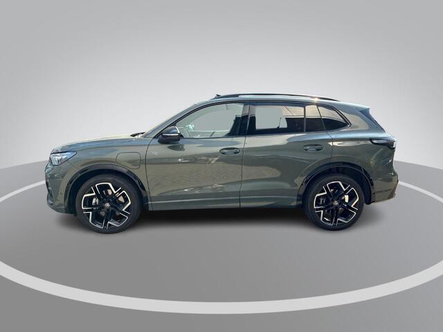 Volkswagen TIGUAN 1.5 eHybrid 272pk DSG R-Line Edition · Panoramadak · Inklap. Trekhaak · Harman Kardon Sound · Leder Varenna · Head-Up Display · Garantie t/m 22-07-2030 of 100.000km