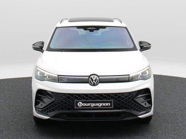 Volkswagen TIGUAN 1.5 eHybrid 272 Pk Automaat R-Line Edition | Black Style | Panoramadak | Stoelverwarming | Trekhaak | Adaptive Cruise | 360° Camera | CarPlay | 20 Inch | 13.549 Km !!