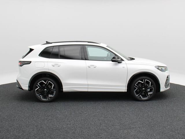 Volkswagen TIGUAN 1.5 eHybrid 272 Pk Automaat R-Line Edition | Black Style | Panoramadak | Stoelverwarming | Trekhaak | Adaptive Cruise | 360° Camera | CarPlay | 20 Inch | 13.549 Km !!