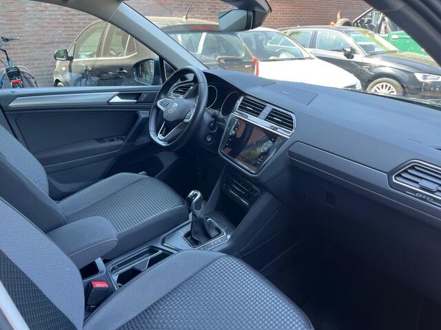 Volkswagen TIGUAN 1.5 TSI LIFE BUSINESS / NAVI / CARPLAY / CAMERA / TREKHAAK / STOEL+STUUR VERWARMING / DAB / LED / ADAP. CRUISE