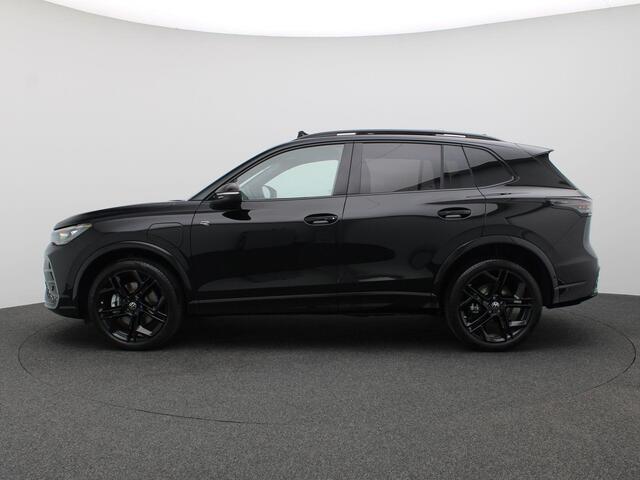 Volkswagen TIGUAN 1.5 eHybrid R-Line Edition 272PK DSG Pano-Schuifdak, Black Style, Trekhaak, 20" LM Velgen, Head-Up Display, Matrix LED-Verlichting, Harman-Kardon, 360gr. Camera, Navi, Elektr. Achterklep