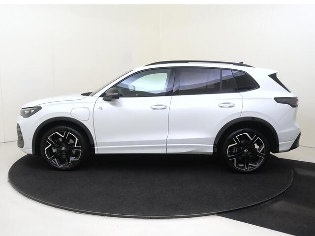 Volkswagen TIGUAN 1.5 eHybrid R-Line Edition | SoH 100% | Panoramadak | Trekhaak | Lederen bekleding 'Varenna' | 360 camera | Black style | Harman/kardon | Adaptieve demping |
