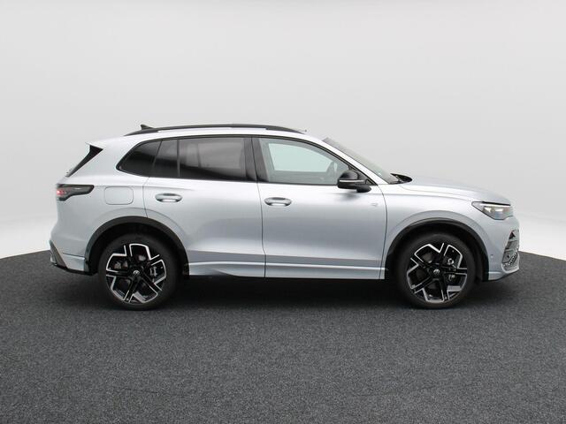 Volkswagen TIGUAN 1.5 eHybrid 272 Pk Automaat R-Line Edition | Black Style | Trekhaak | Panorama dak | Stoelverwarming | 360 Camera | Adaptive Cruise | CarPlay | 20 Inch | 7.935 Km !!