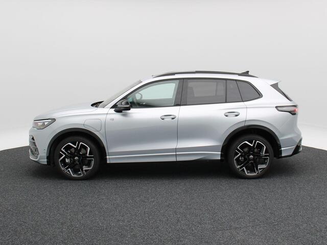 Volkswagen TIGUAN 1.5 eHybrid 272 Pk Automaat R-Line Edition | Black Style | Trekhaak | Panorama dak | Stoelverwarming | 360 Camera | Adaptive Cruise | CarPlay | 20 Inch | 7.935 Km !!