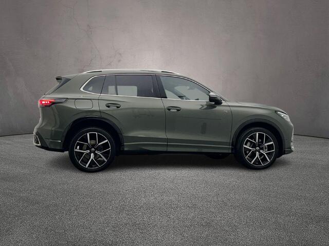 Volkswagen TIGUAN R-Line Business 1.5 TSI eHybrid 204pk DSG Automaat Trekhaak, Panoramadak, Adaptive cruise control, Navigatie, Harman Kardon audio