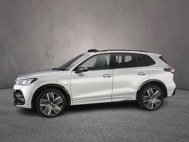 Volkswagen TIGUAN R-Line Edition 1.5 TSI eHybrid 272pk DSG Automaat Trekhaak, Black Style, Panoramadak, Adaptive cruise control, 360 camera, Navigatie