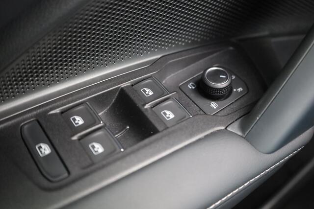 Volkswagen TIGUAN 1.5 eHybrid R-Line Edition 60 mnd 100.000 km garantie Black style wegklapbare trekhaak LED matrix 4 x stoelverwarming voorruit- en stuurwielverwarming park assist pro IQ drive key less elektrische achterklep dynamische richtingaanwijzers privacy glas extr