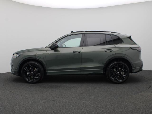 Volkswagen TIGUAN 1.5 eHybrid R-Line Edition 272PK DSG Panoramadak, Trekhaak, 20" LM Velgen, Black Style, 360gr. Camera, Head-Up Display, Navi via Apple Carplay/Android Auto