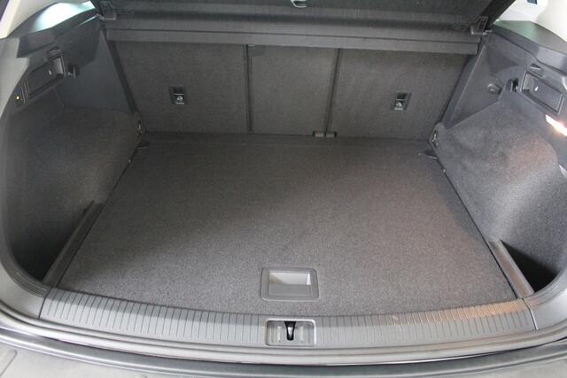 Volkswagen TIGUAN 1.5 TSI Comfortline Business Trekhaak | Navigatie | Parkeercamera | Lichtmetalen Velgen