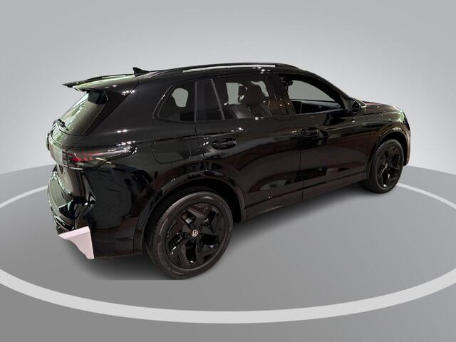Volkswagen TIGUAN R-Line 1.5 eHybrid 204 PK 6 versn. DSG · Voorstoelen verwarmbaar · Sfeerverlichting · Trekhaak inklapbaar, met elektrische ontgrendeling, incl. aanhangermanoeuvreerhulp Trailer Assist ·