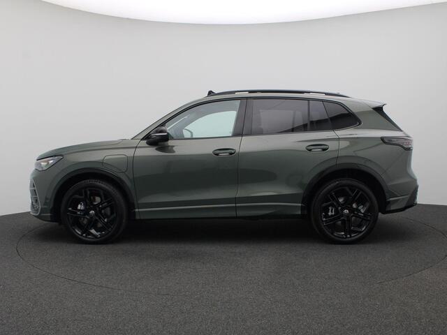 Volkswagen TIGUAN 1.5 eHybrid R-Line Edition 272PK DSG Pano-Schuifdak, Black Style, Leder, Memorystoel, Trekhaak, 20" LM Velgen, Head-Up Display, Matrix LED-Verlichting, 360gr. Camera, Navi, Elektr. Achterklep