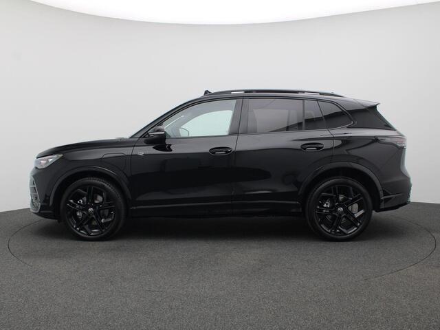 Volkswagen TIGUAN 1.5 eHybrid R-Line Edition 272PK DSG Panoramadak, Trekhaak, 20" LM Velgen, Black Style, 360gr. Camera, Head-Up Display, Navi via Apple Carplay/Android Auto