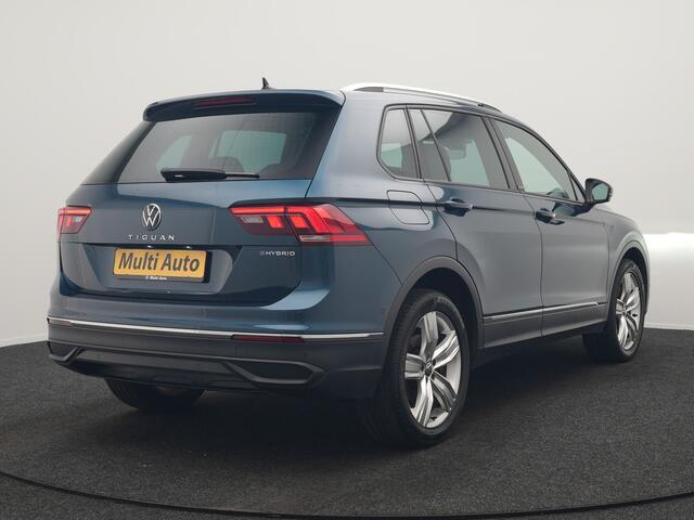 Volkswagen TIGUAN 1.4 TSI eHybrid Active PHEV 245pk Dealer O.H. | Trekhaak Af Fabriek | Adaptive Cruise | Head Up | IQ Light | Keyless | Blis | Sportstoelen & Stuur Verwarmd | Sfeerverlichting | Apple Carplay | Navigate | DAB | 19"L.M | Plug In Hybrid |