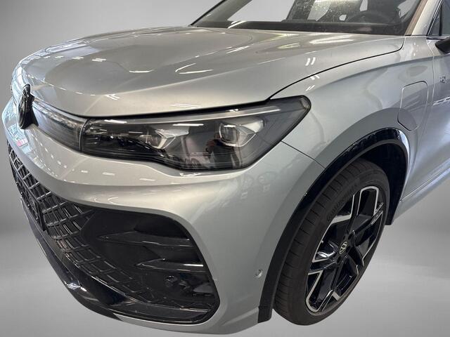 Volkswagen TIGUAN 1.5 eHybrid 204pk DSG R-Line Edition · Panoramadak · 360 Camera · Inklap. Trekhaak · Matrix LED · Stuur- & Stoelverwarming · Garantie t/m 18-09-2030 of 100.000km
