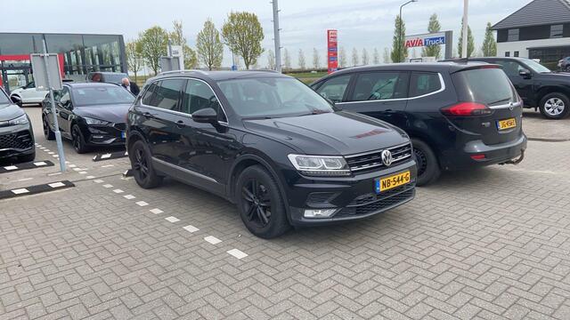 Volkswagen TIGUAN 1.4 TSI ACT Connected Series NL auto 1e eigenaar nieuw door ons geleverd en onderhouden elektrische achterklep, Panoramadak, ergonomische stoelen, achteruitrij camera, spiegelpakket